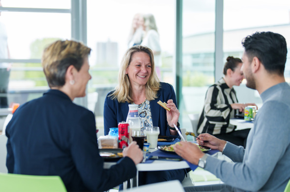 Collega's tijdens pauze