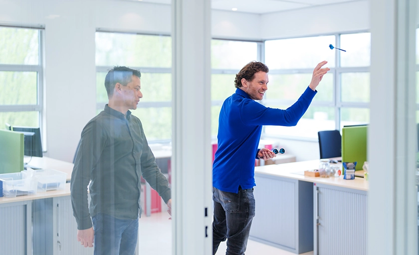 Collega Marianne en klant aan balie