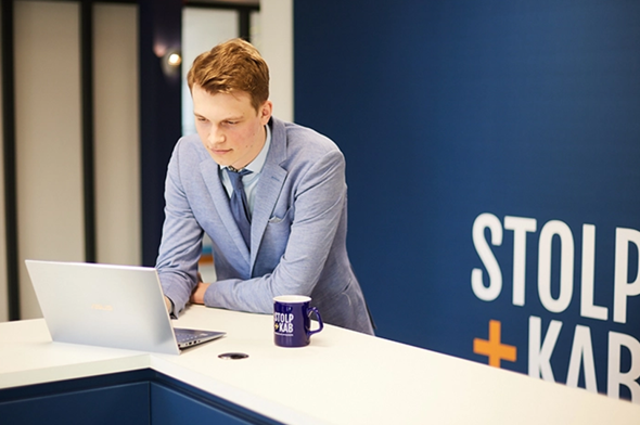 Collega achter laptop