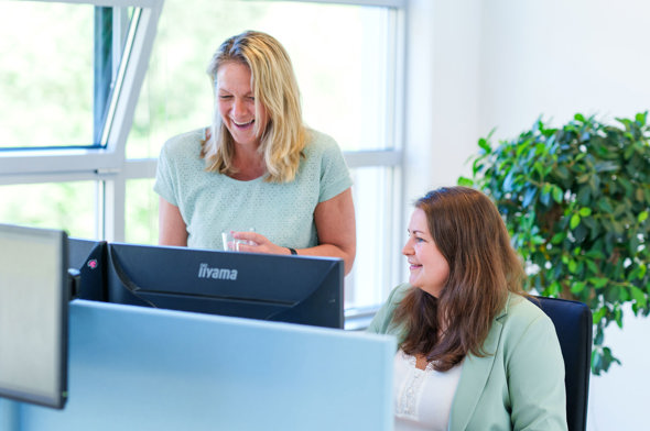 Collega's achter computer