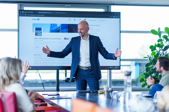 Collega Roy aan het presenteren