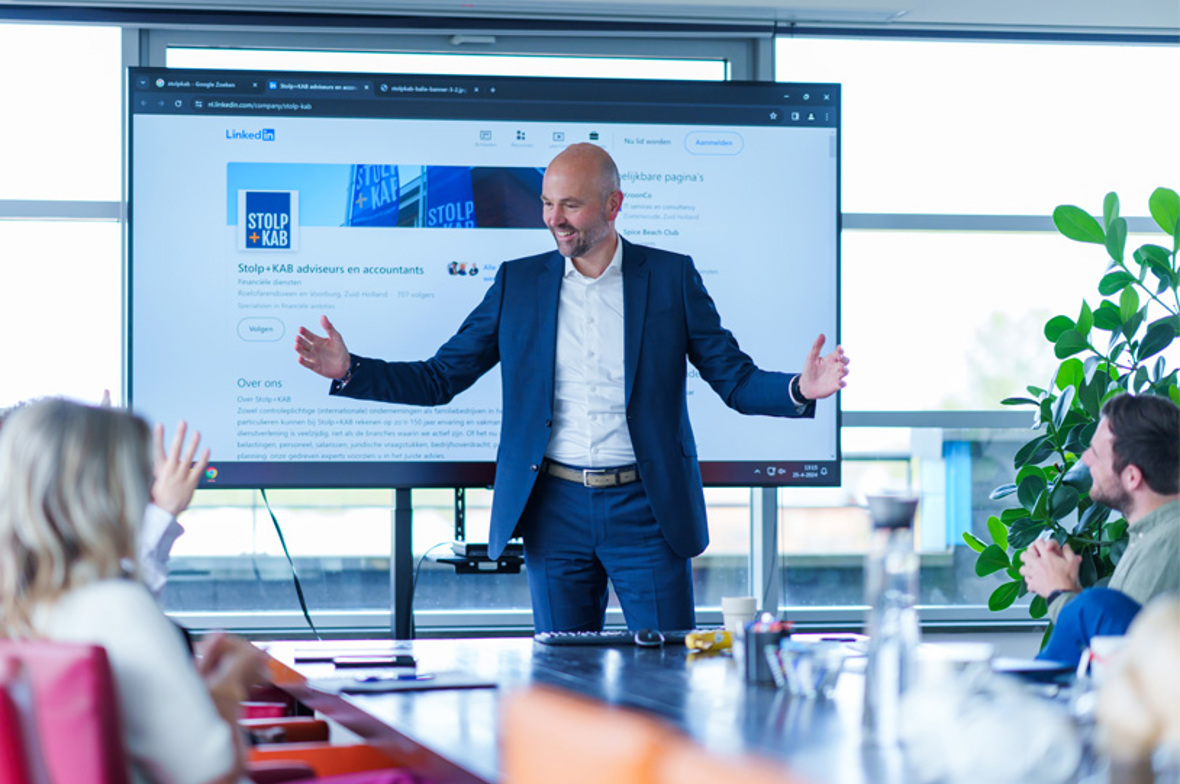 Collega Roy aan het presenteren