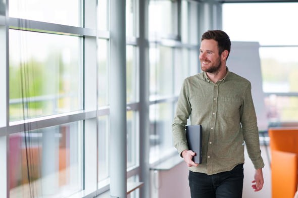Collega loopt door bedrijf